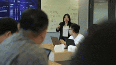 她鞭策人工智能锻炼师新 